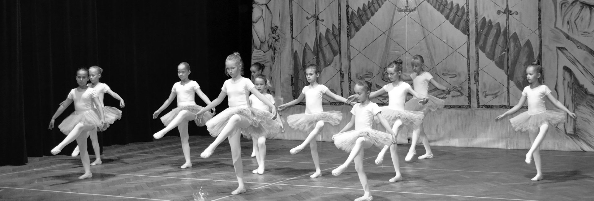 Zróżnicowane grupy wiekowe w szkole baletu dla dzieci Baltima